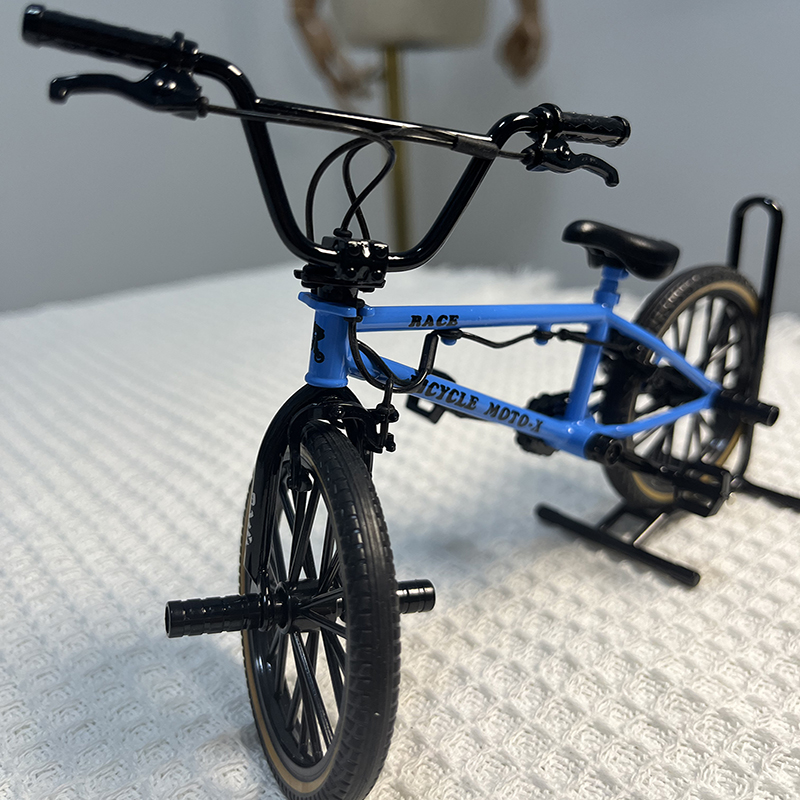 Mountain Biking Blue Mountains - 1:8 ミニモデル合金自転車駐車ラックダイキャスト装飾金属マウンテンフィンガーブルー自転車シミュレーションギフトおもちゃ男の子